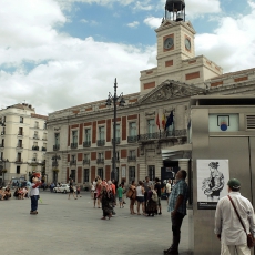 Carmen R. Espagnole, membre de la Comisión de Economía del movimiento 15-M, ayant participé au mouvement des indignés Plaza del Sol en 2011, contre l'oligarchie des systèmes politiques et les abus des systèmes économiques et financiers