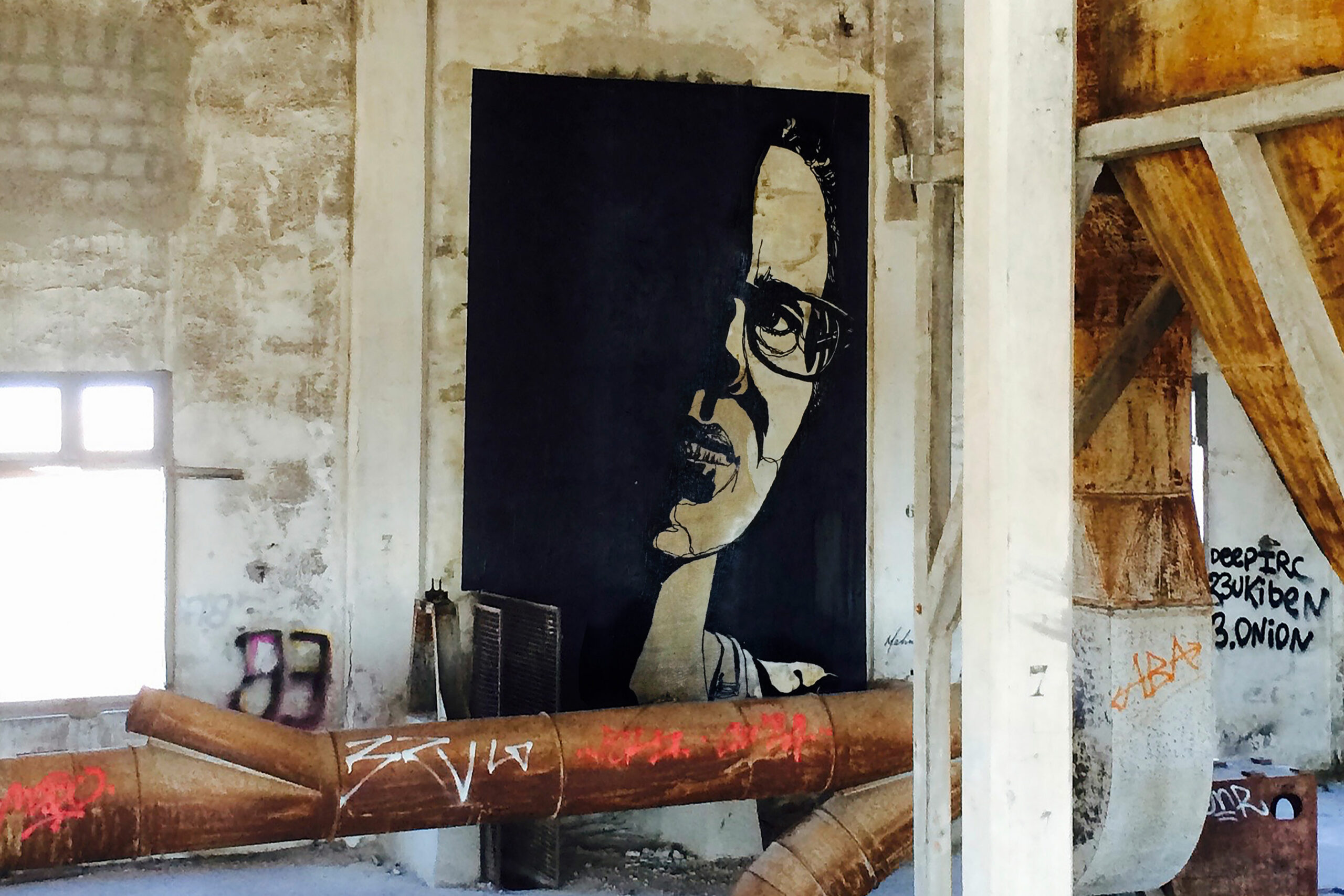 Mahn Kloix - Laura Poitras